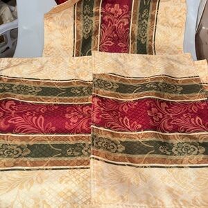 Elegant Red and Green Place Mats